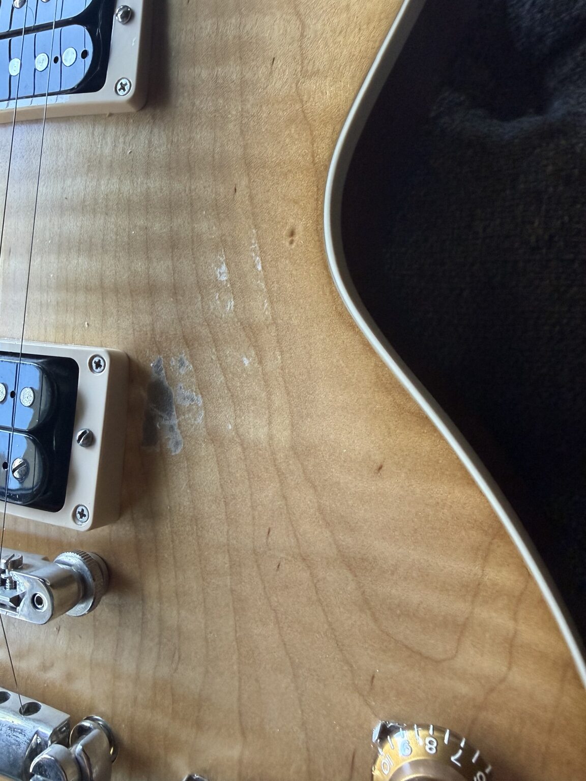 2022 Gibson Les Paul Standard 50's Faded pick wear detail
