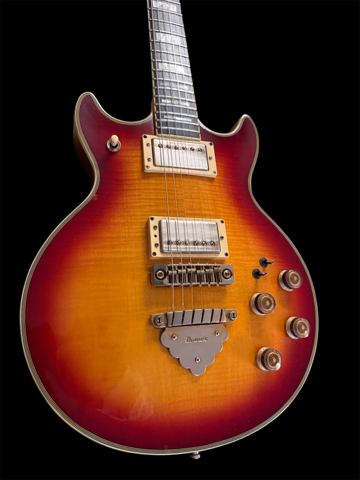 1981 Ibanez AR300 body close-up