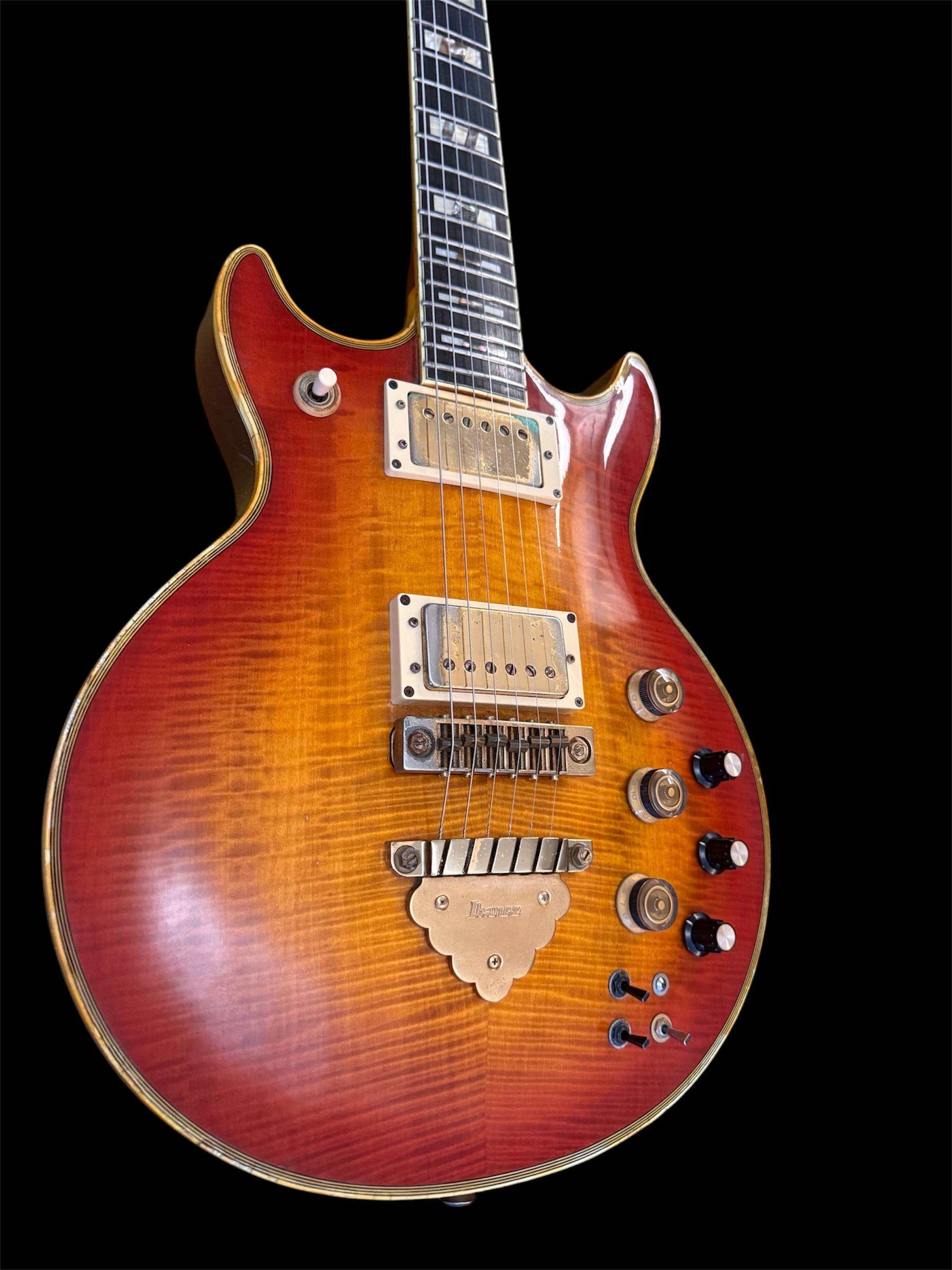 1983 Ibanez AR500 body close-up
